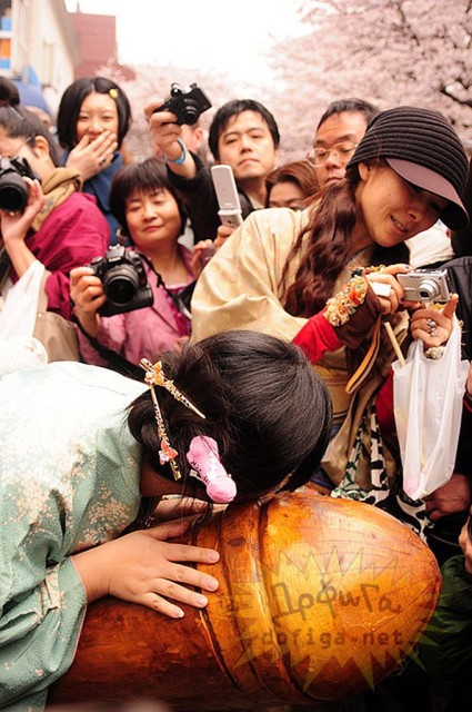 Япончууд “Канамара Мацури буюу Төмөр шодой”-н баяраа тэмдэглэлээ