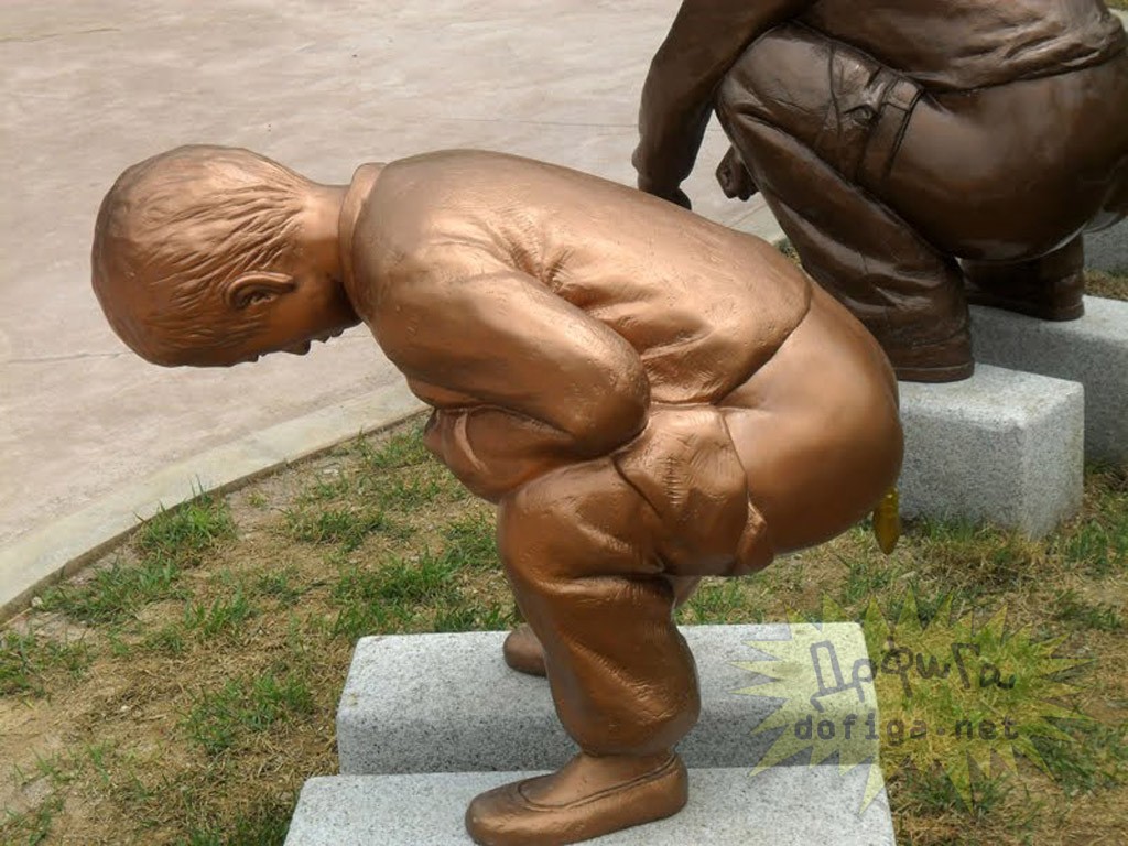 Люди какают какашками. Парк туалетной культуры Южная Корея. Скульптура какающие мальчики.