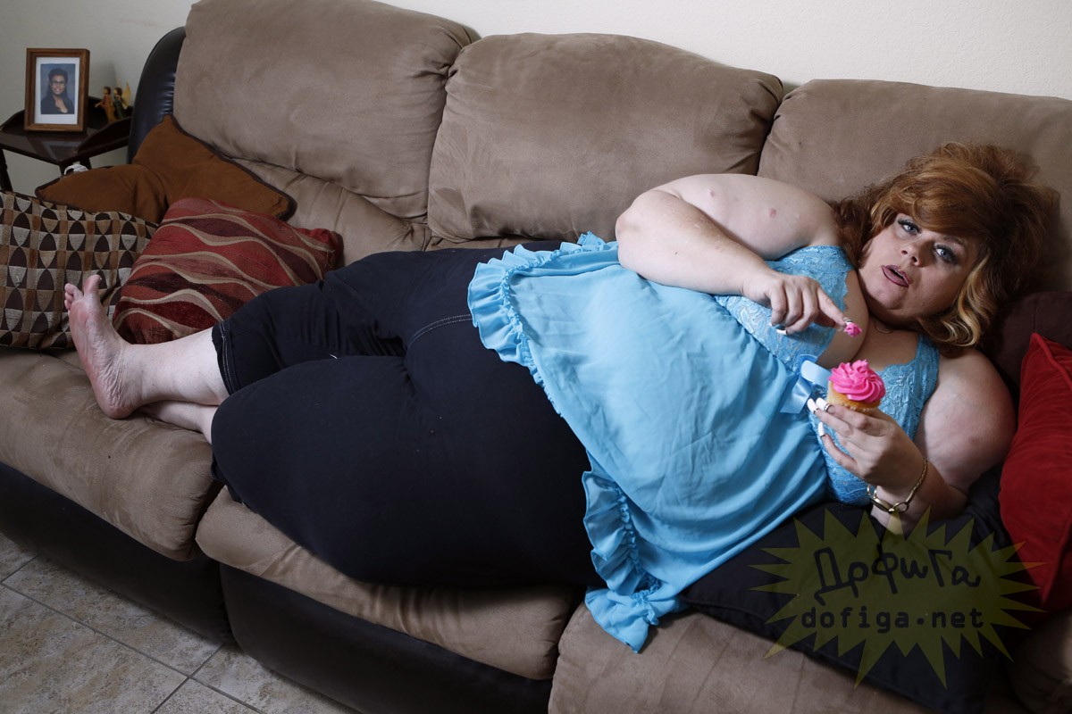 Толстую тетю видео. Толстая девочка на диване.