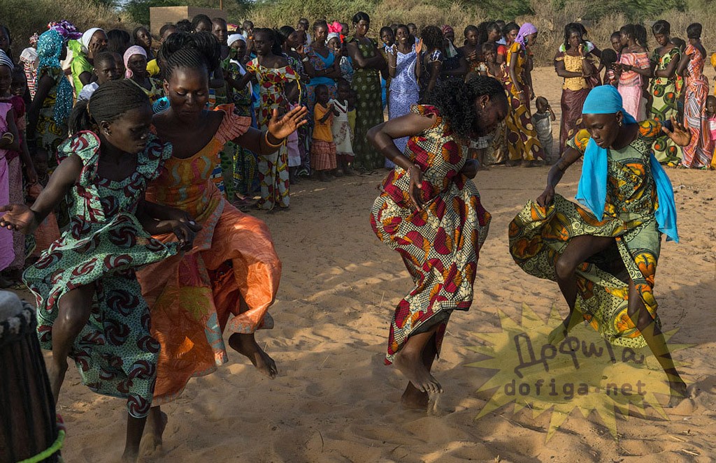 Чернокожая танцует. Африканские танцы. Африканцы танцуют. Танцы негров в Африке. Негр танцует.