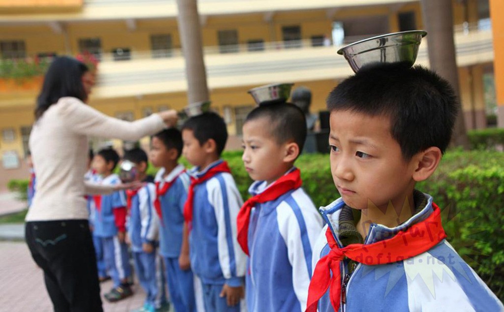 В китае девять. Китайская школа. Китайские дети в школе. Начальная школа в Китае. Китайские школьники осанка.