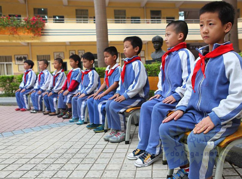 Как сидят школьники за партой в китае