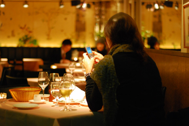 woman-dines-alone-in-omotesando-1280x