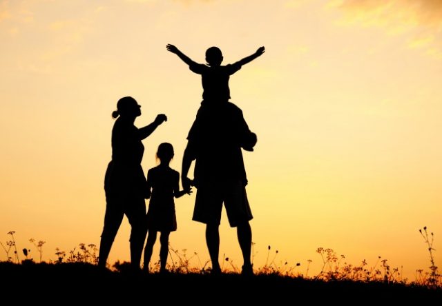 kozzi-2113192-silhouette_happy_children_with_mother_and_father_family_at_sunset_summertime-2338x1624-658x457
