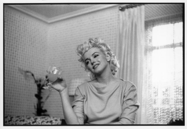 marilynmonroe-hotelroomnycphotoshoot-1-mar-1955-05