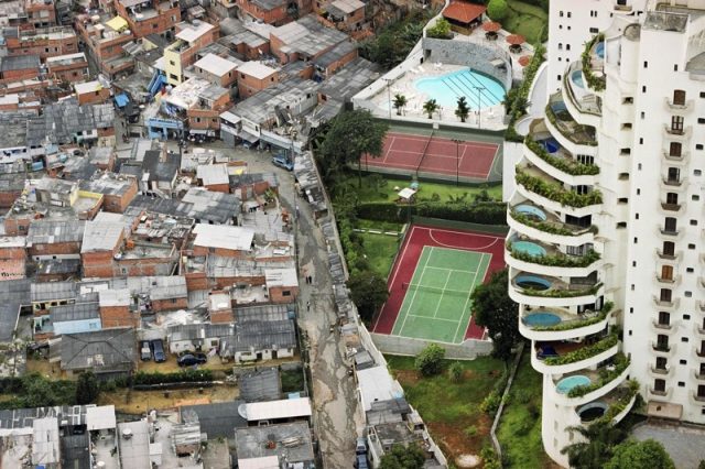 SAO PAULO, BRAZIL, 2005. The Paraisópolis favela (Paradise City shantitown) borders the affluent district of Morumbi in São Paulo, Brazil (Foto: Tuca Vieira)