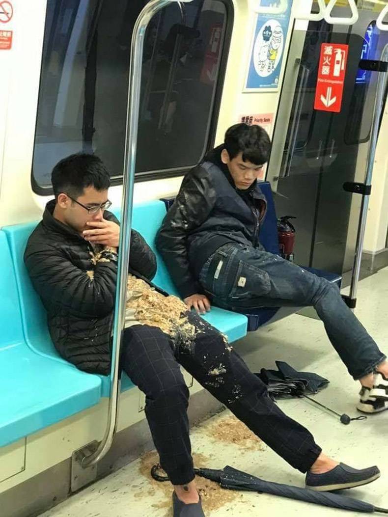 Пописал внутрь. Два парня в метро. Парень в метро. Парень сидит в метро. Люди в общественных местах.